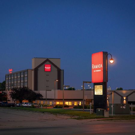 Ramada By Wyndham Cedar Rapids Hotel Екстериор снимка
