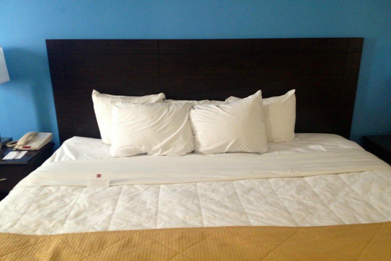 Ramada By Wyndham Cedar Rapids Hotel Екстериор снимка