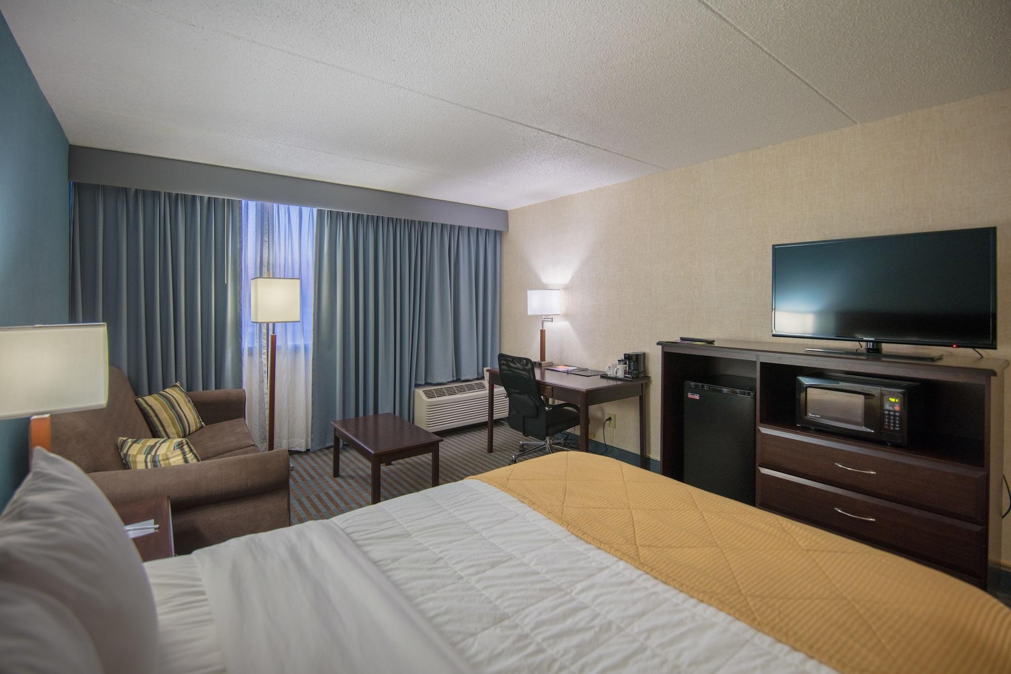 Ramada By Wyndham Cedar Rapids Hotel Екстериор снимка