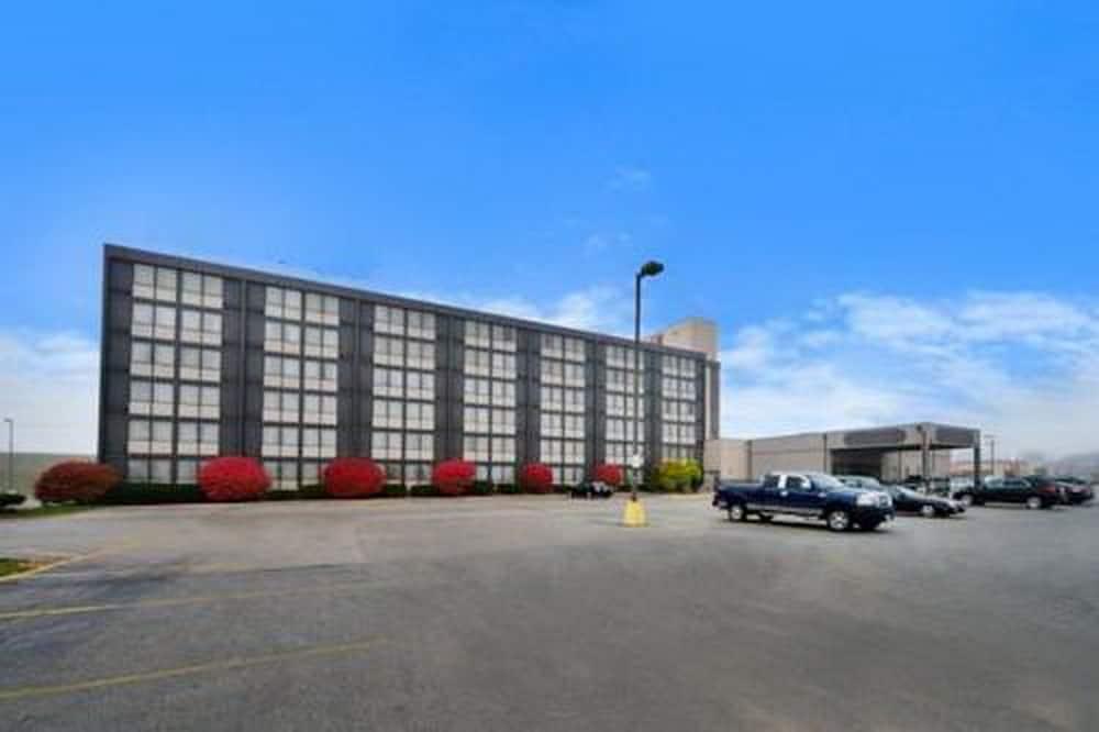 Ramada By Wyndham Cedar Rapids Hotel Екстериор снимка