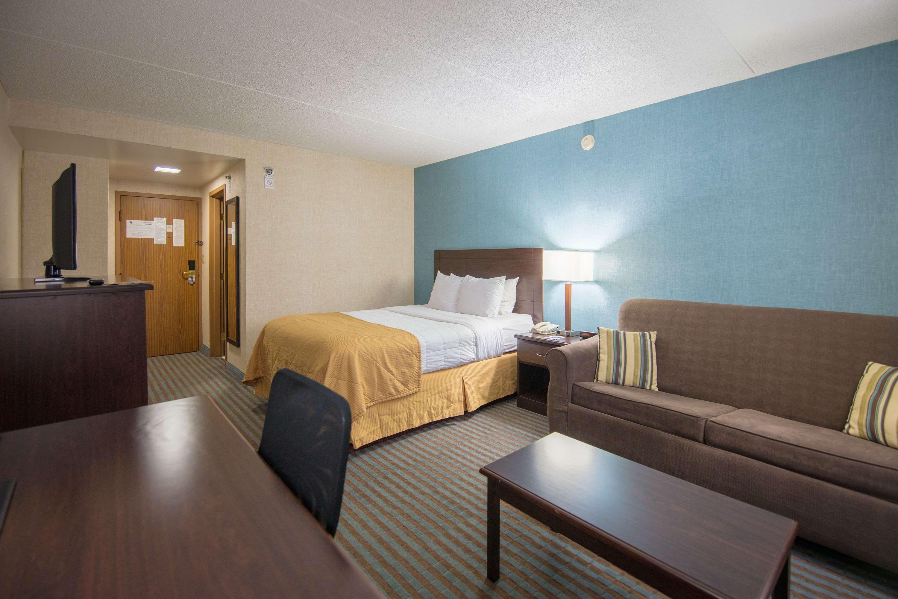 Ramada By Wyndham Cedar Rapids Hotel Екстериор снимка