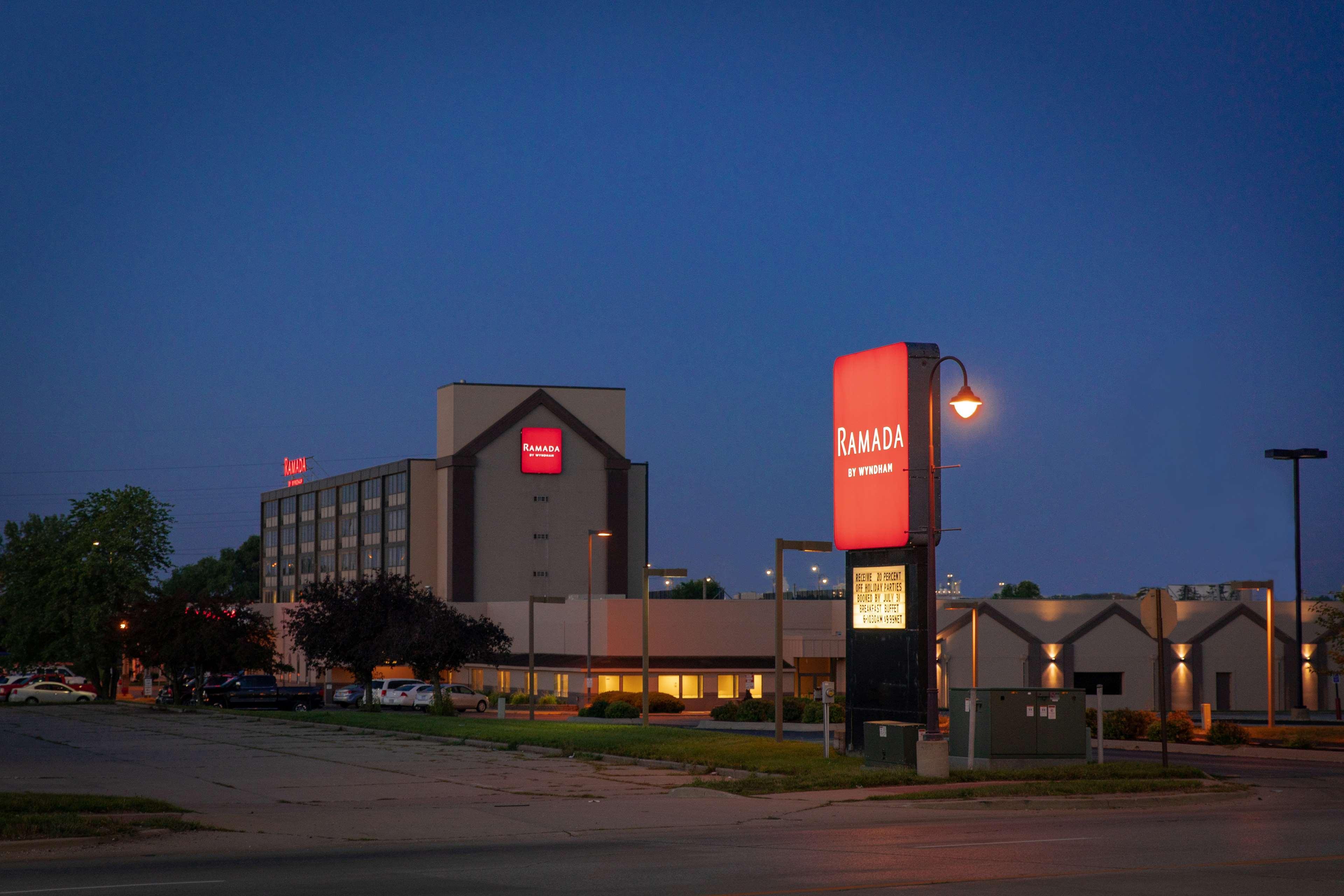 Ramada By Wyndham Cedar Rapids Hotel Екстериор снимка