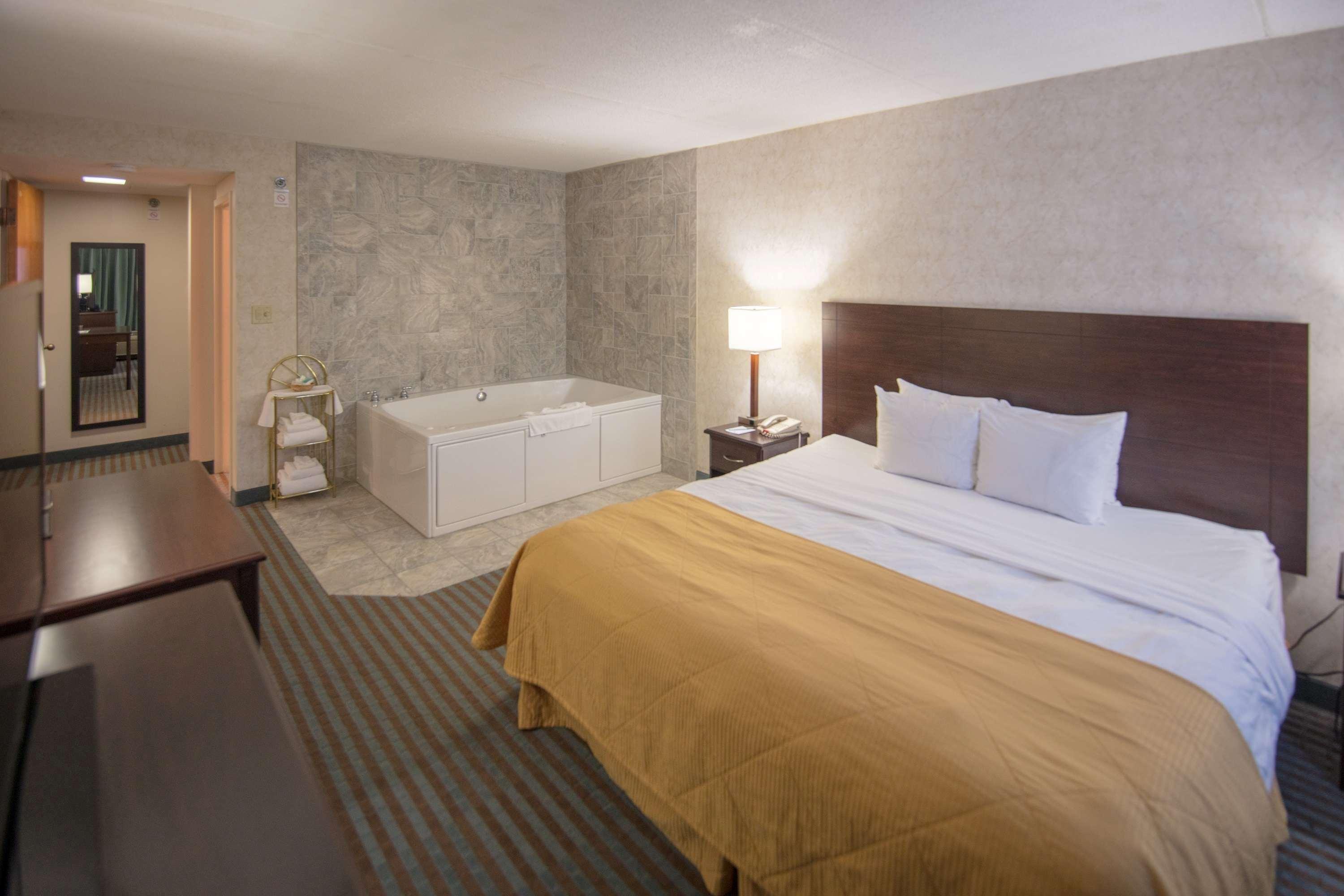 Ramada By Wyndham Cedar Rapids Hotel Екстериор снимка