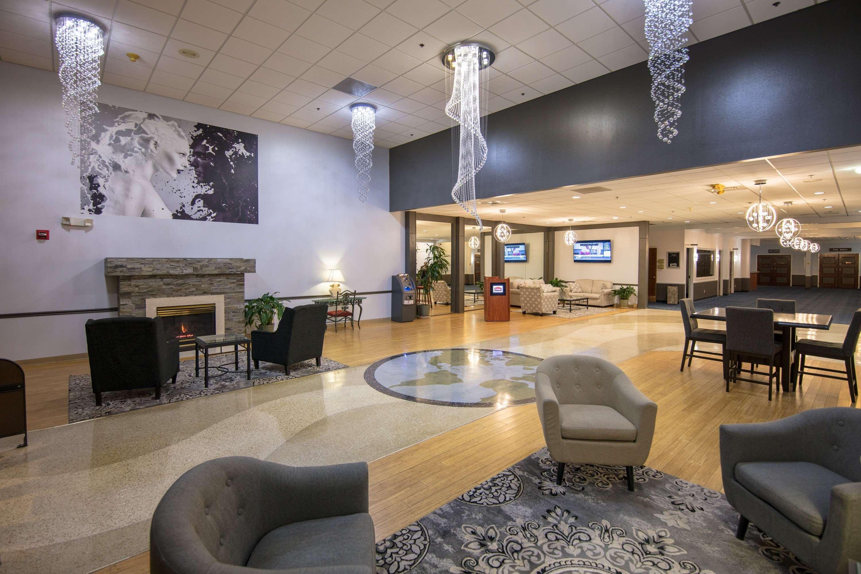 Ramada By Wyndham Cedar Rapids Hotel Екстериор снимка