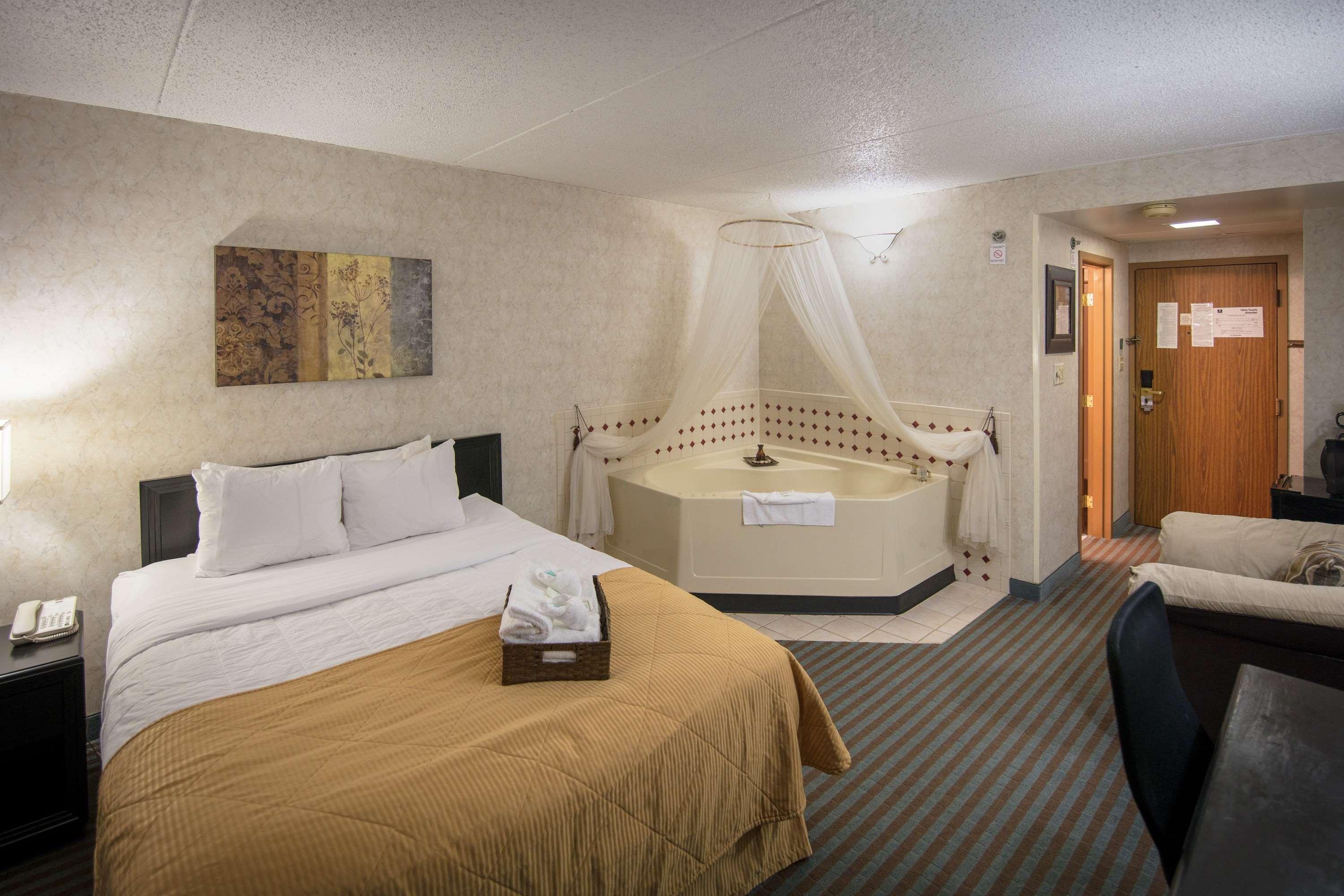 Ramada By Wyndham Cedar Rapids Hotel Екстериор снимка