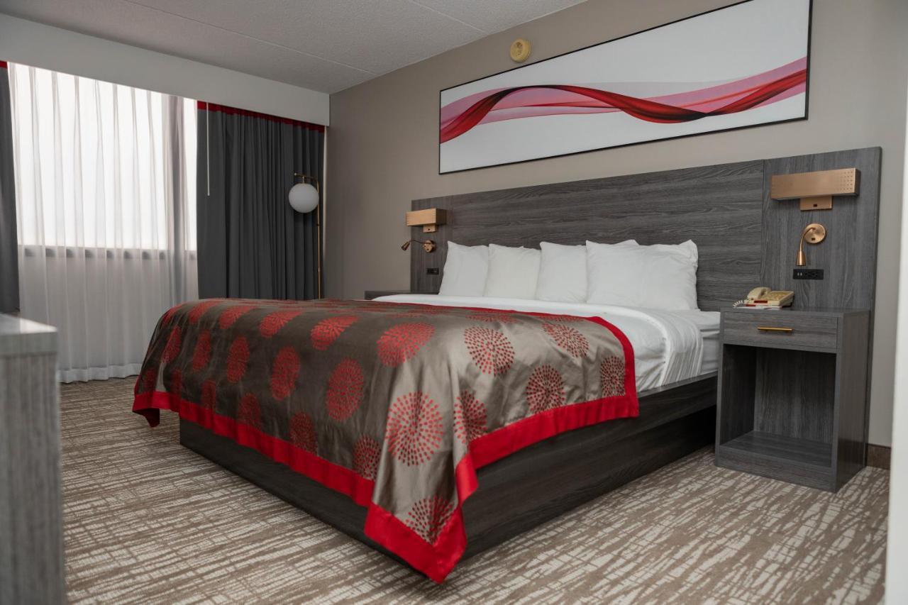 Ramada By Wyndham Cedar Rapids Hotel Екстериор снимка