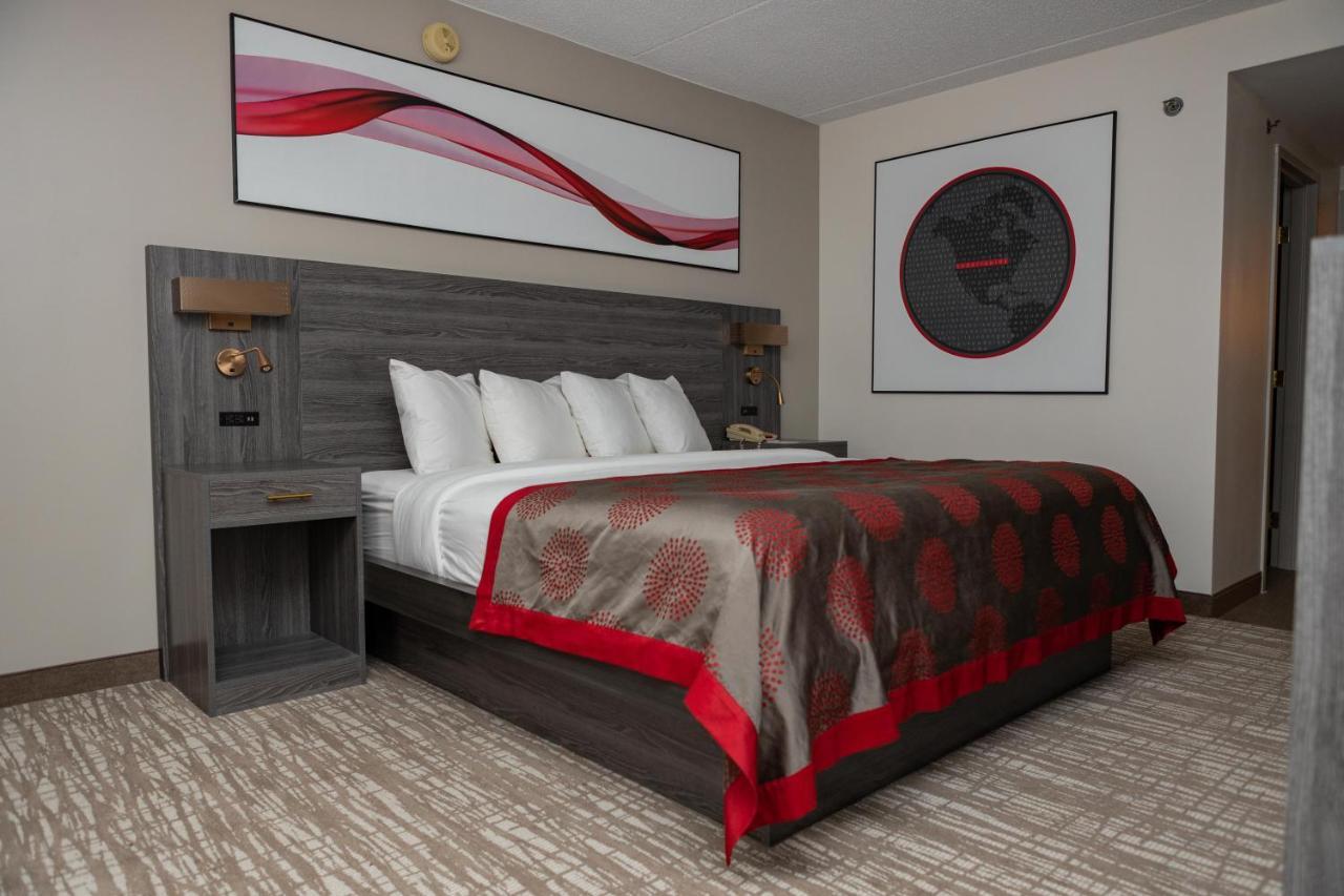 Ramada By Wyndham Cedar Rapids Hotel Екстериор снимка