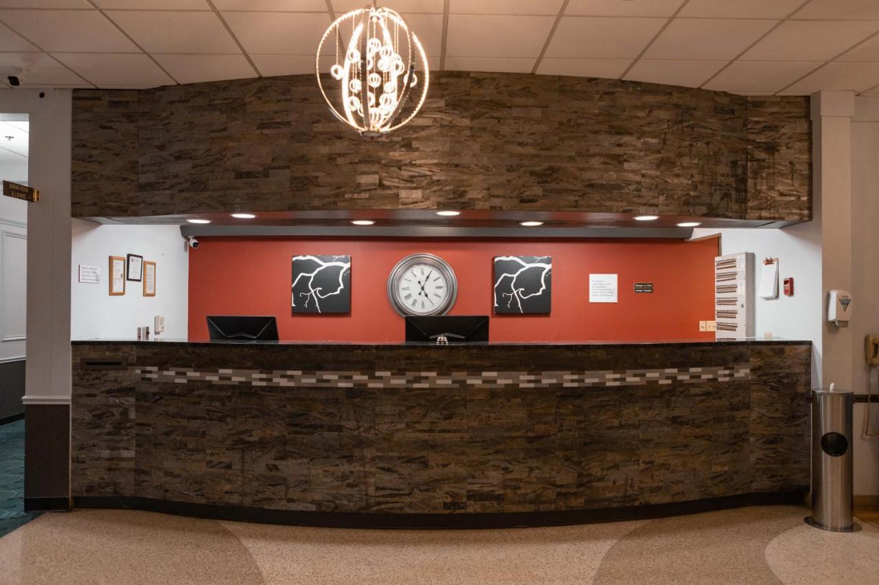 Ramada By Wyndham Cedar Rapids Hotel Екстериор снимка