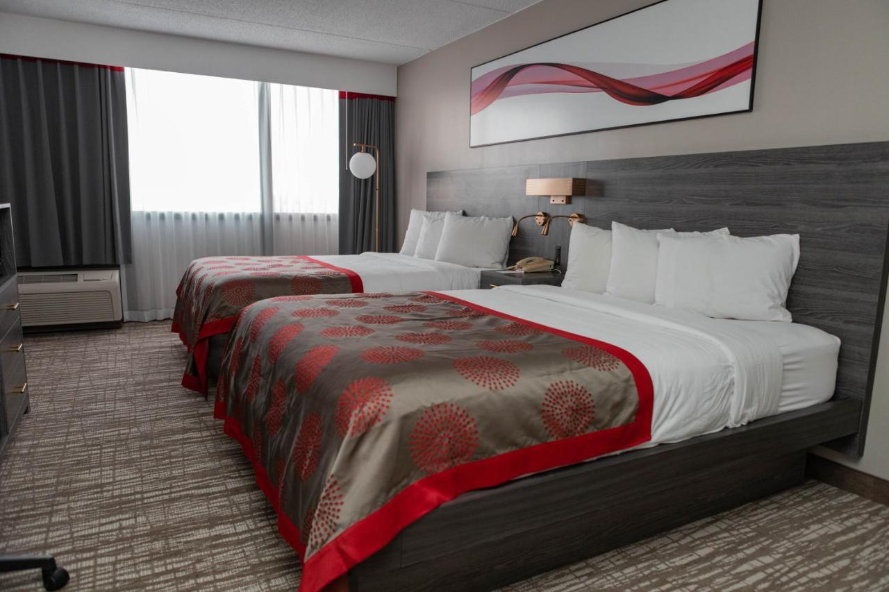 Ramada By Wyndham Cedar Rapids Hotel Екстериор снимка