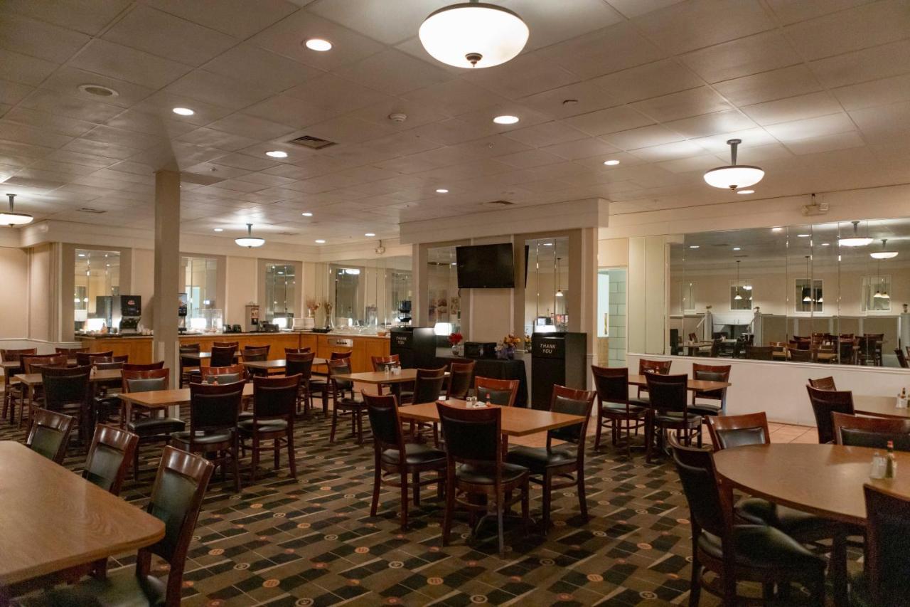 Ramada By Wyndham Cedar Rapids Hotel Екстериор снимка