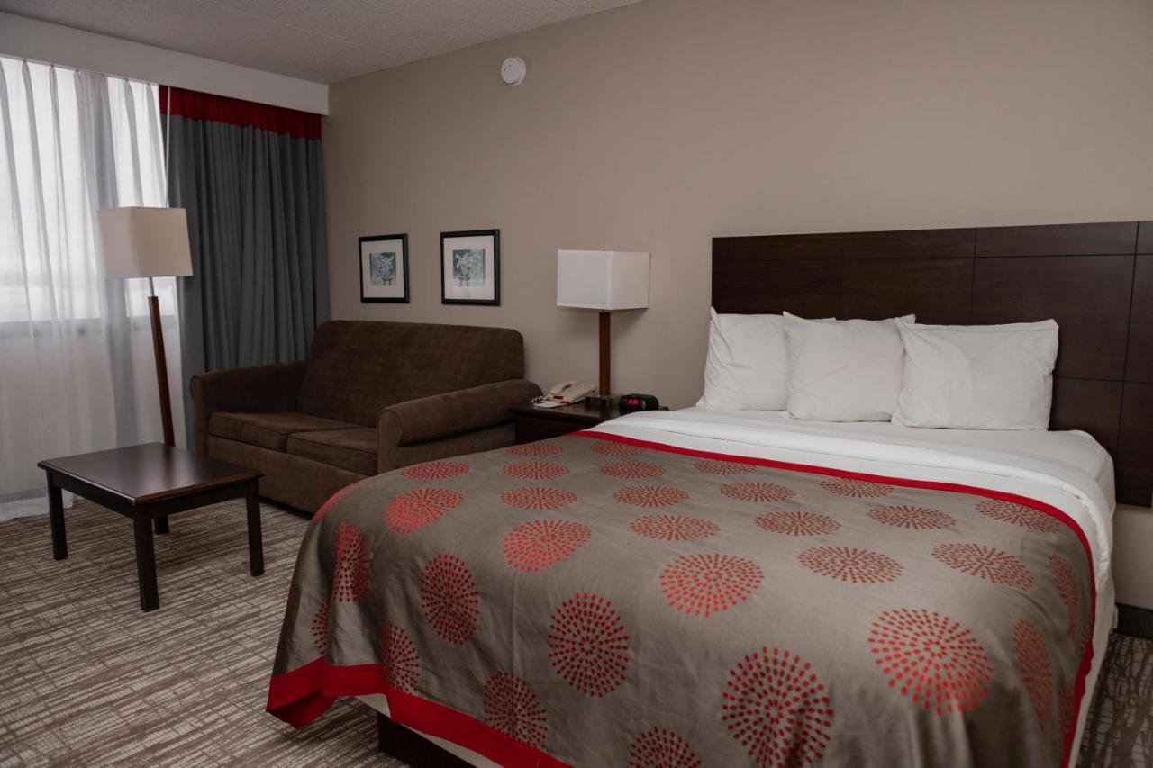 Ramada By Wyndham Cedar Rapids Hotel Екстериор снимка