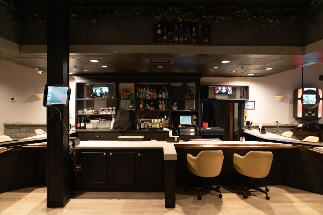 Ramada By Wyndham Cedar Rapids Hotel Екстериор снимка