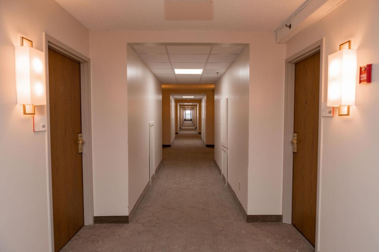 Ramada By Wyndham Cedar Rapids Hotel Екстериор снимка