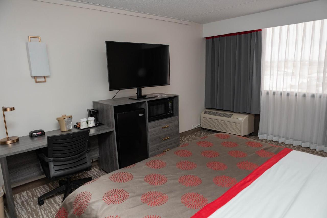 Ramada By Wyndham Cedar Rapids Hotel Екстериор снимка