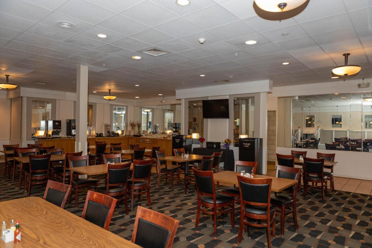 Ramada By Wyndham Cedar Rapids Hotel Екстериор снимка