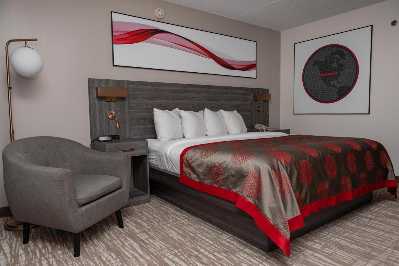 Ramada By Wyndham Cedar Rapids Hotel Екстериор снимка