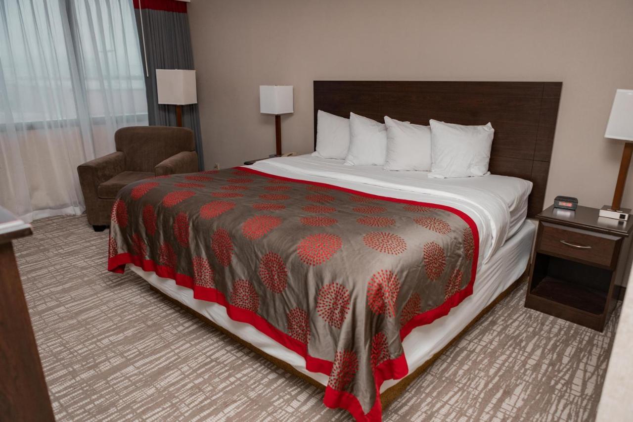 Ramada By Wyndham Cedar Rapids Hotel Екстериор снимка