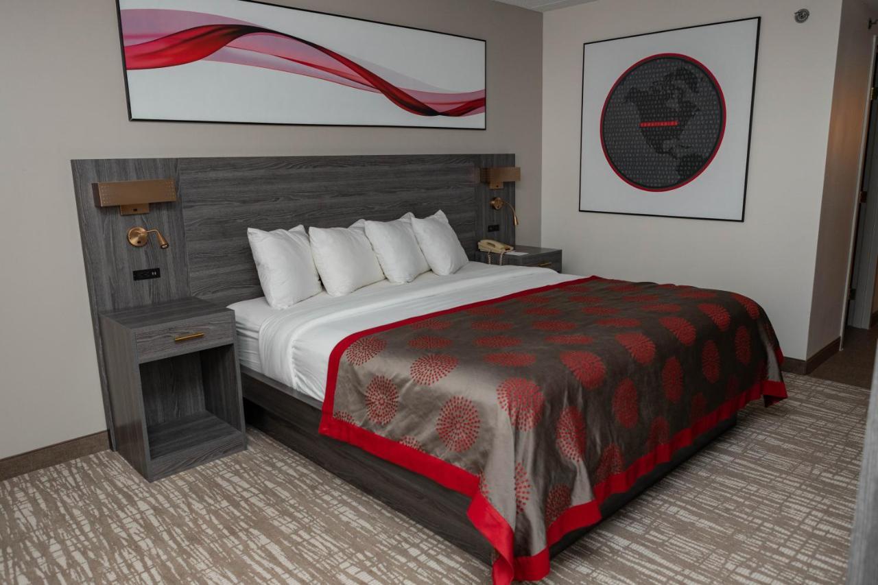 Ramada By Wyndham Cedar Rapids Hotel Екстериор снимка