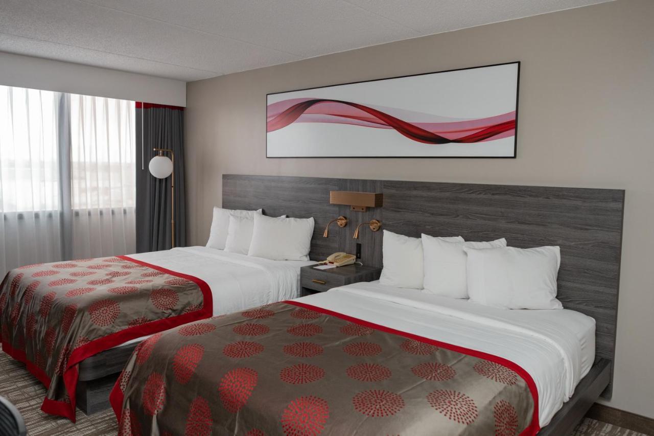 Ramada By Wyndham Cedar Rapids Hotel Екстериор снимка
