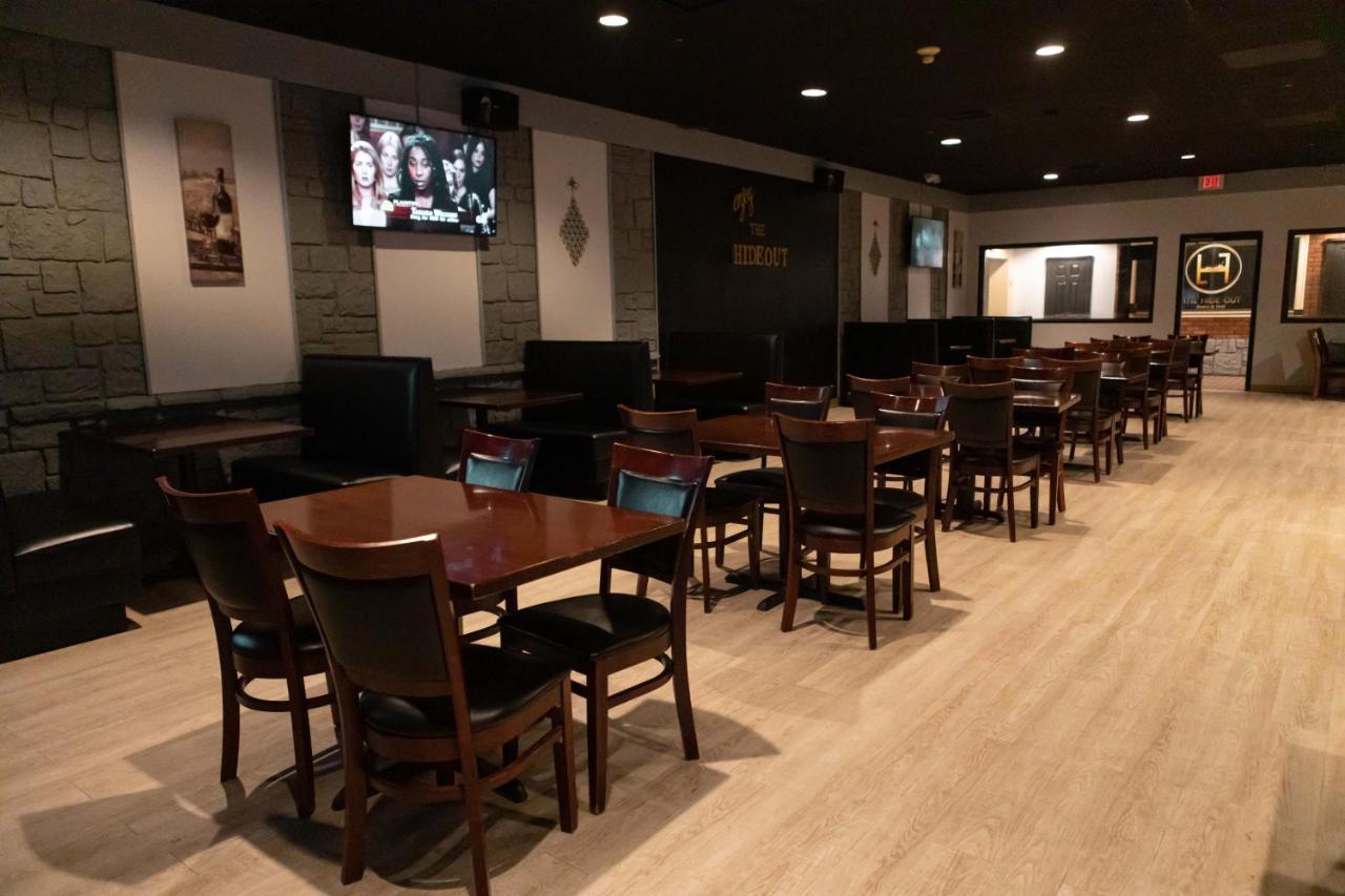 Ramada By Wyndham Cedar Rapids Hotel Екстериор снимка