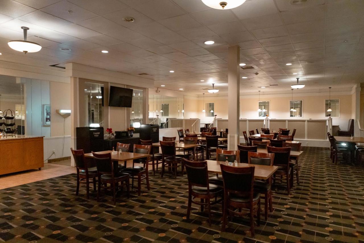 Ramada By Wyndham Cedar Rapids Hotel Екстериор снимка