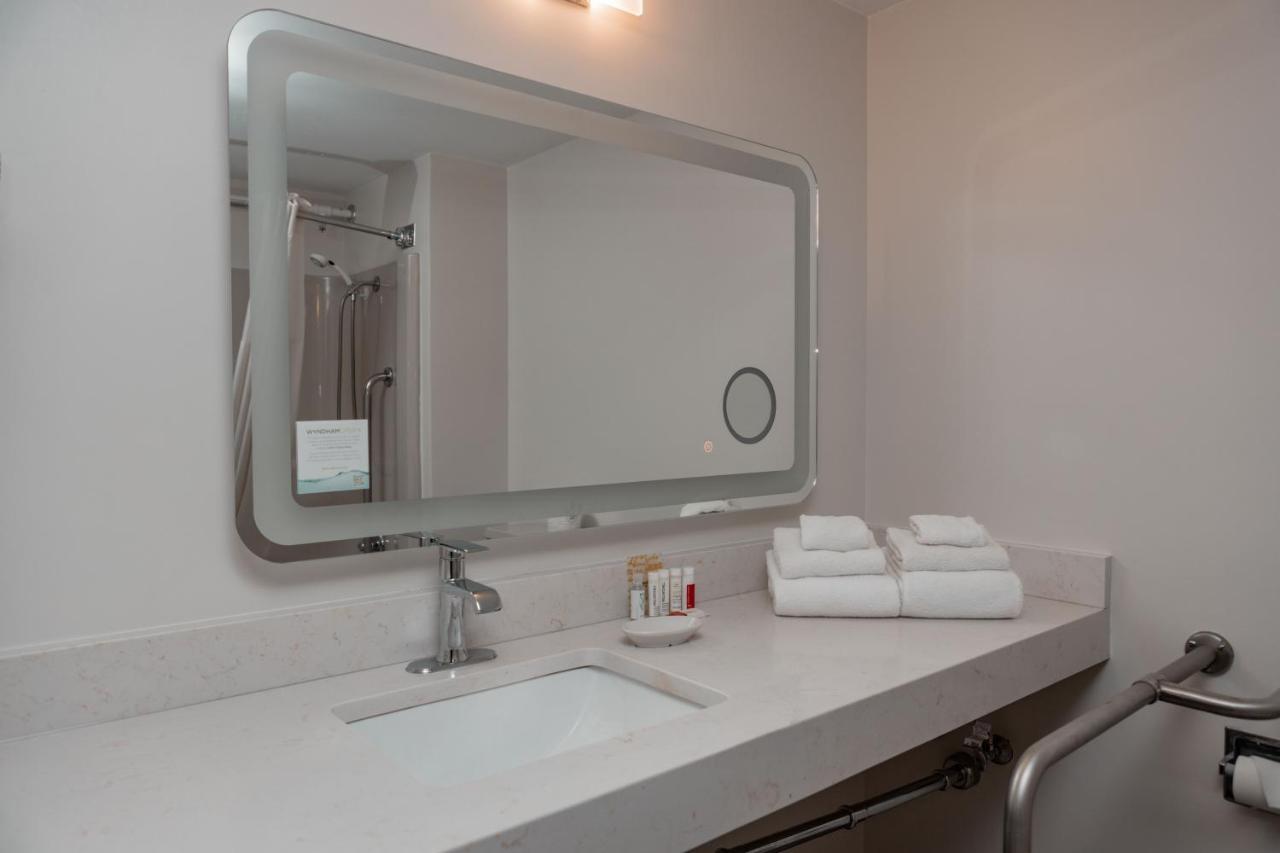 Ramada By Wyndham Cedar Rapids Hotel Екстериор снимка