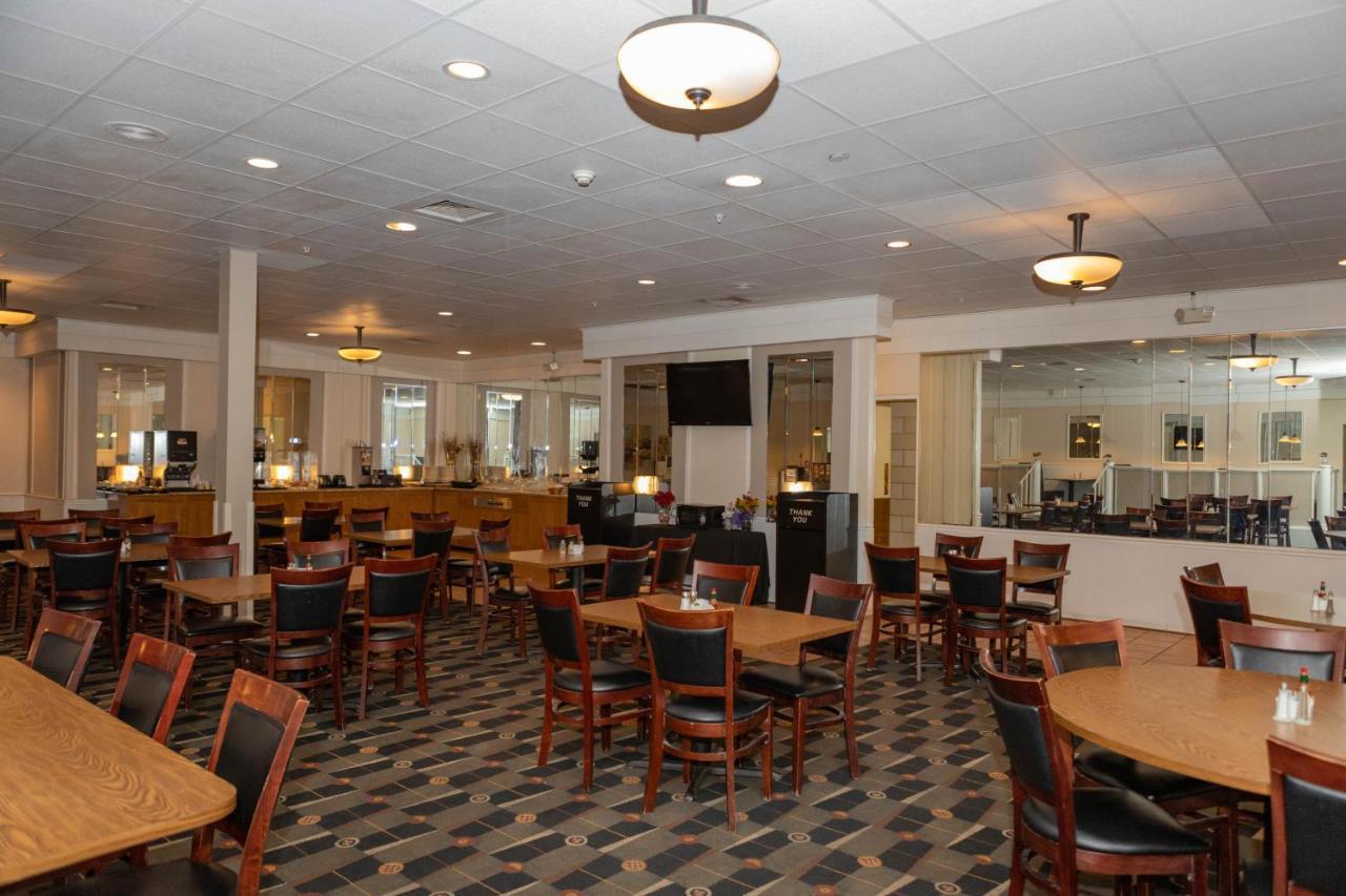 Ramada By Wyndham Cedar Rapids Hotel Екстериор снимка
