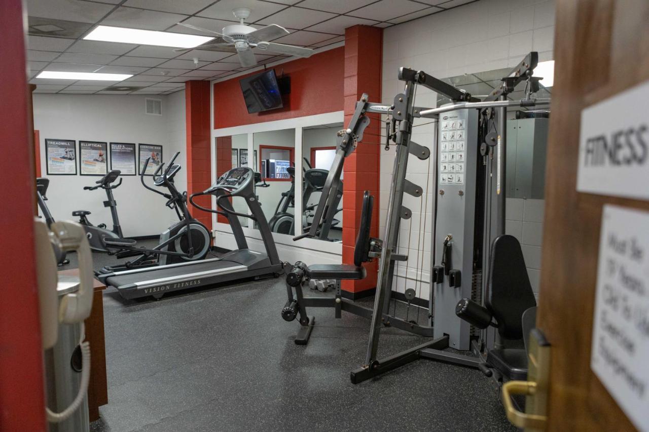 Ramada By Wyndham Cedar Rapids Hotel Екстериор снимка