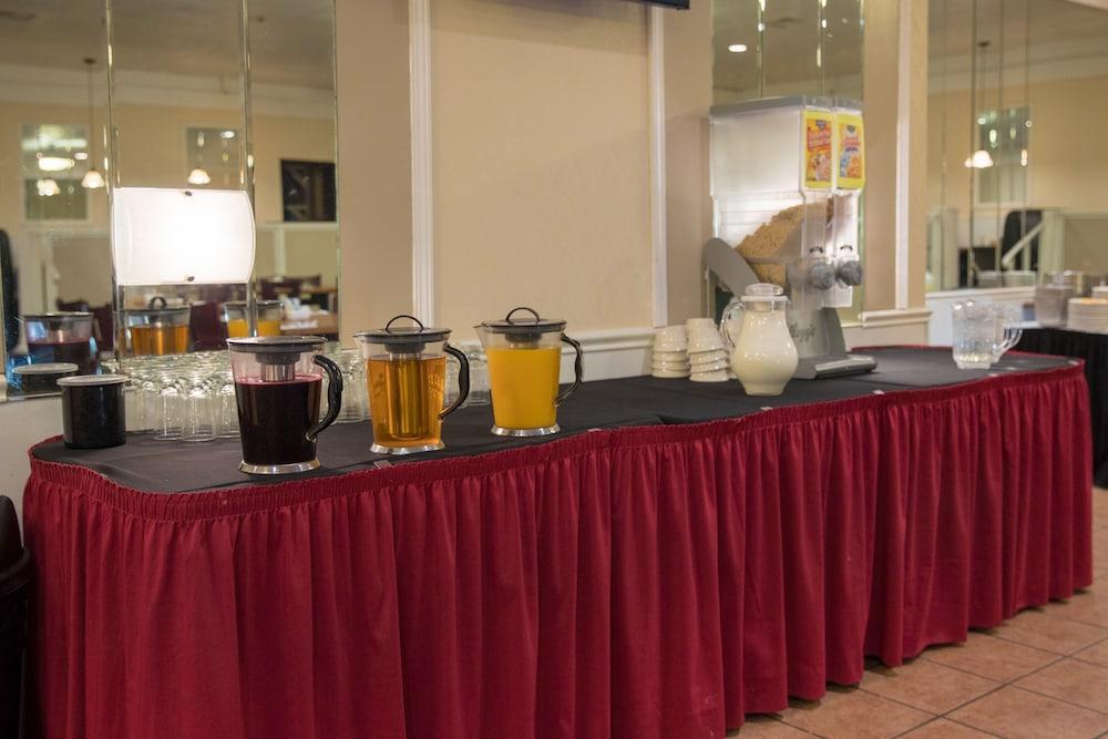 Ramada By Wyndham Cedar Rapids Hotel Екстериор снимка