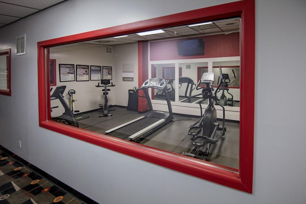 Ramada By Wyndham Cedar Rapids Hotel Екстериор снимка