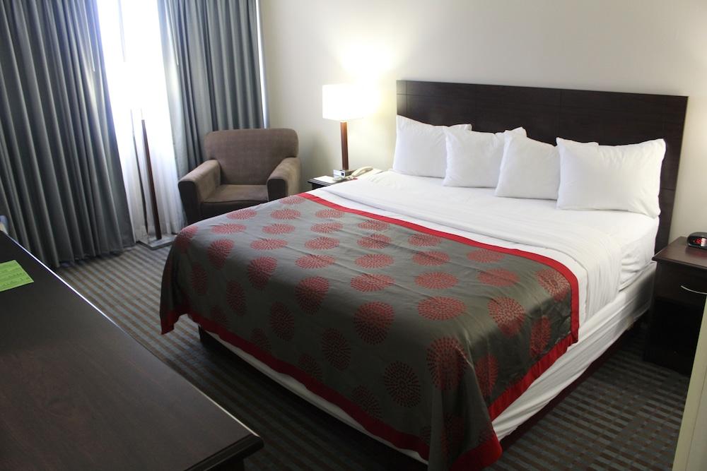 Ramada By Wyndham Cedar Rapids Hotel Екстериор снимка