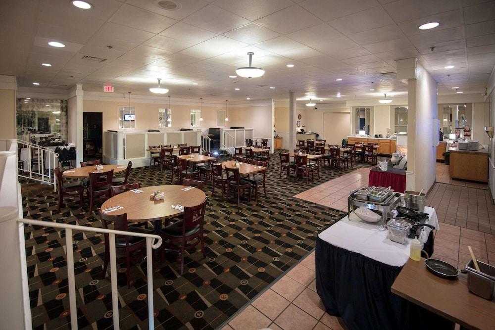 Ramada By Wyndham Cedar Rapids Hotel Екстериор снимка