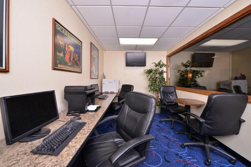 Ramada By Wyndham Cedar Rapids Hotel Екстериор снимка