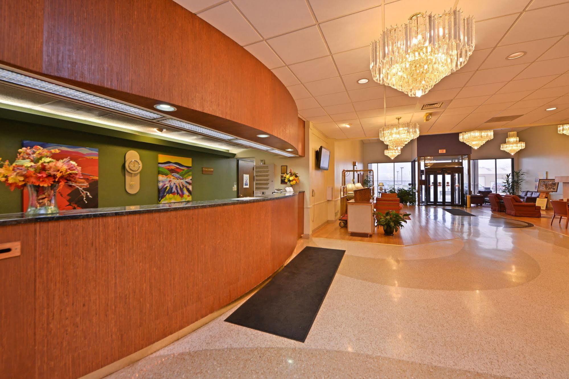 Ramada By Wyndham Cedar Rapids Hotel Екстериор снимка